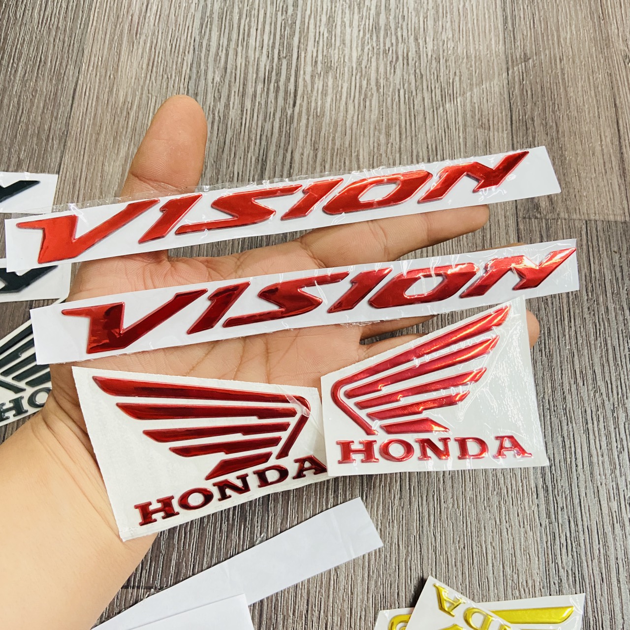 [HCM][COMBO VISION] TEM LOGO CHỮ VISION KẾT HỢP CÁNH CHIM HONDA NHỰA DẺO BÓNG CAO CẤP (MÀU ĐỎ)