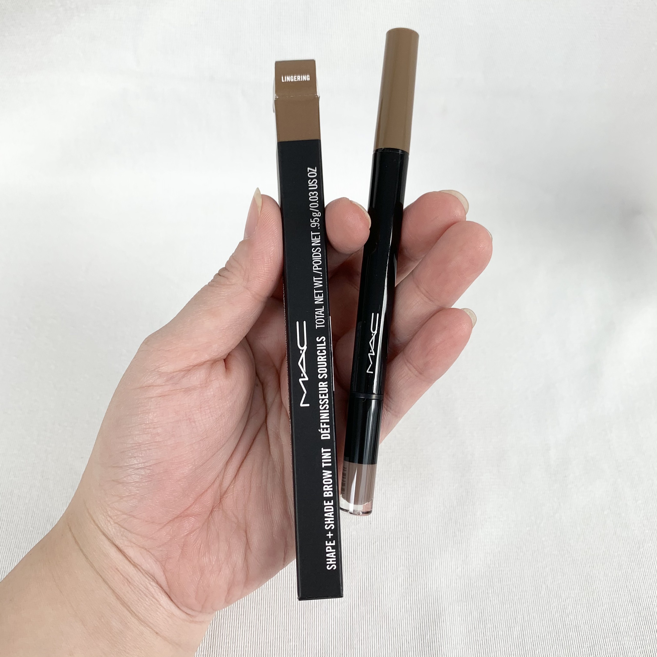 Bút kẻ chân mày 2 đầu màu lingering - mac - shape + shade brow tint 0.95g