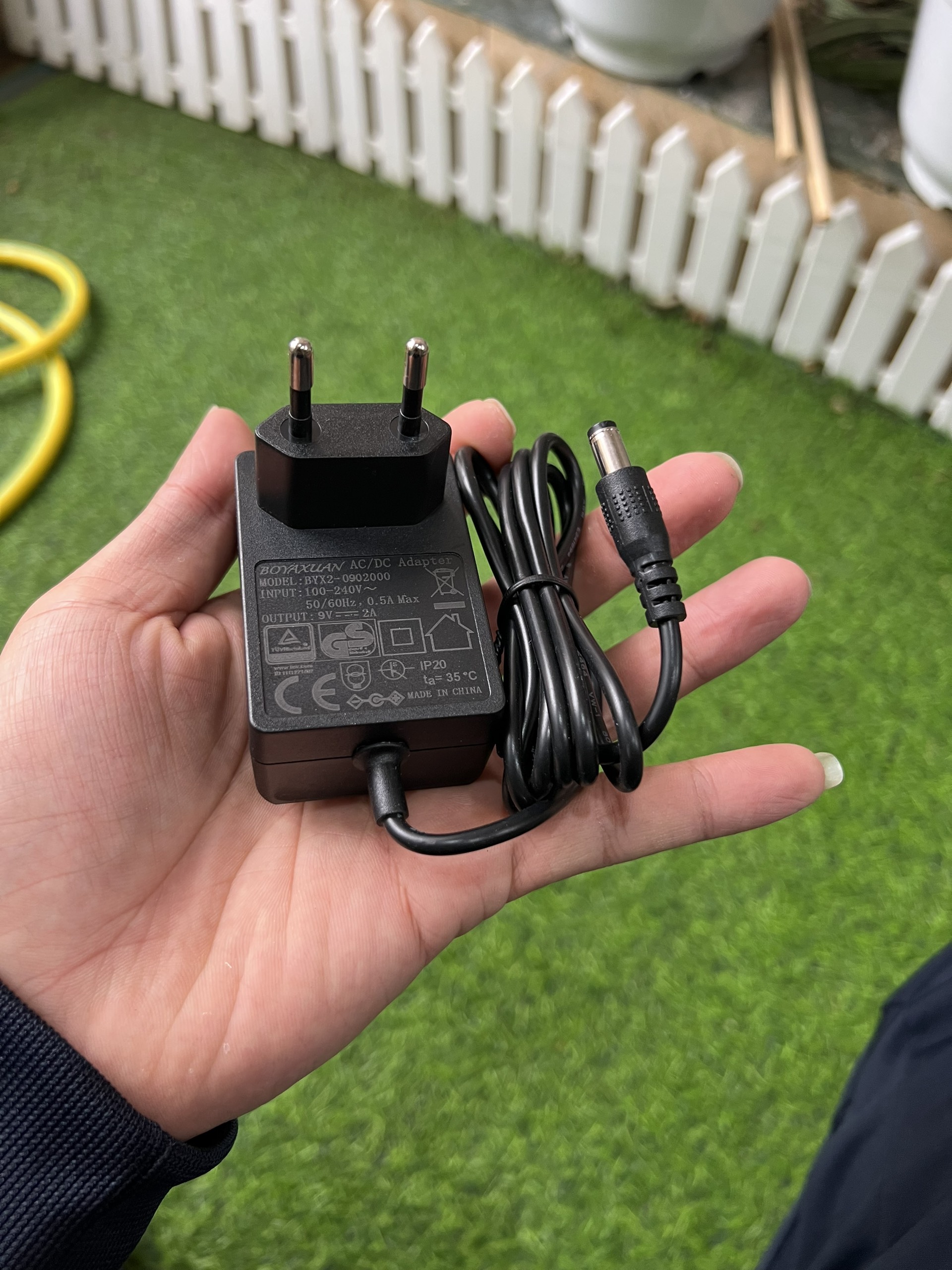 ADAPTER NGUỒN 9V 2A