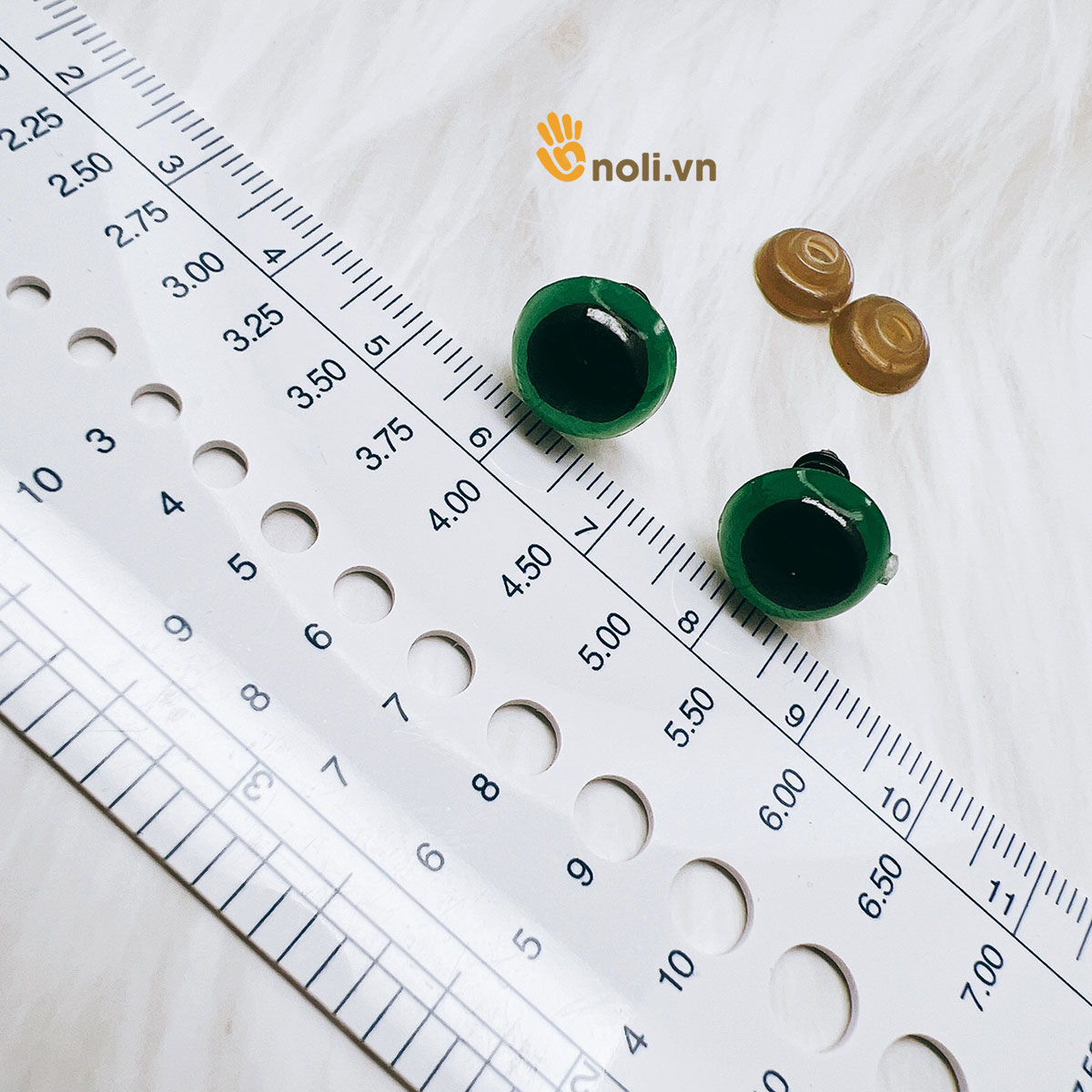 Mắt thú màu xanh lá an toàn cho bé