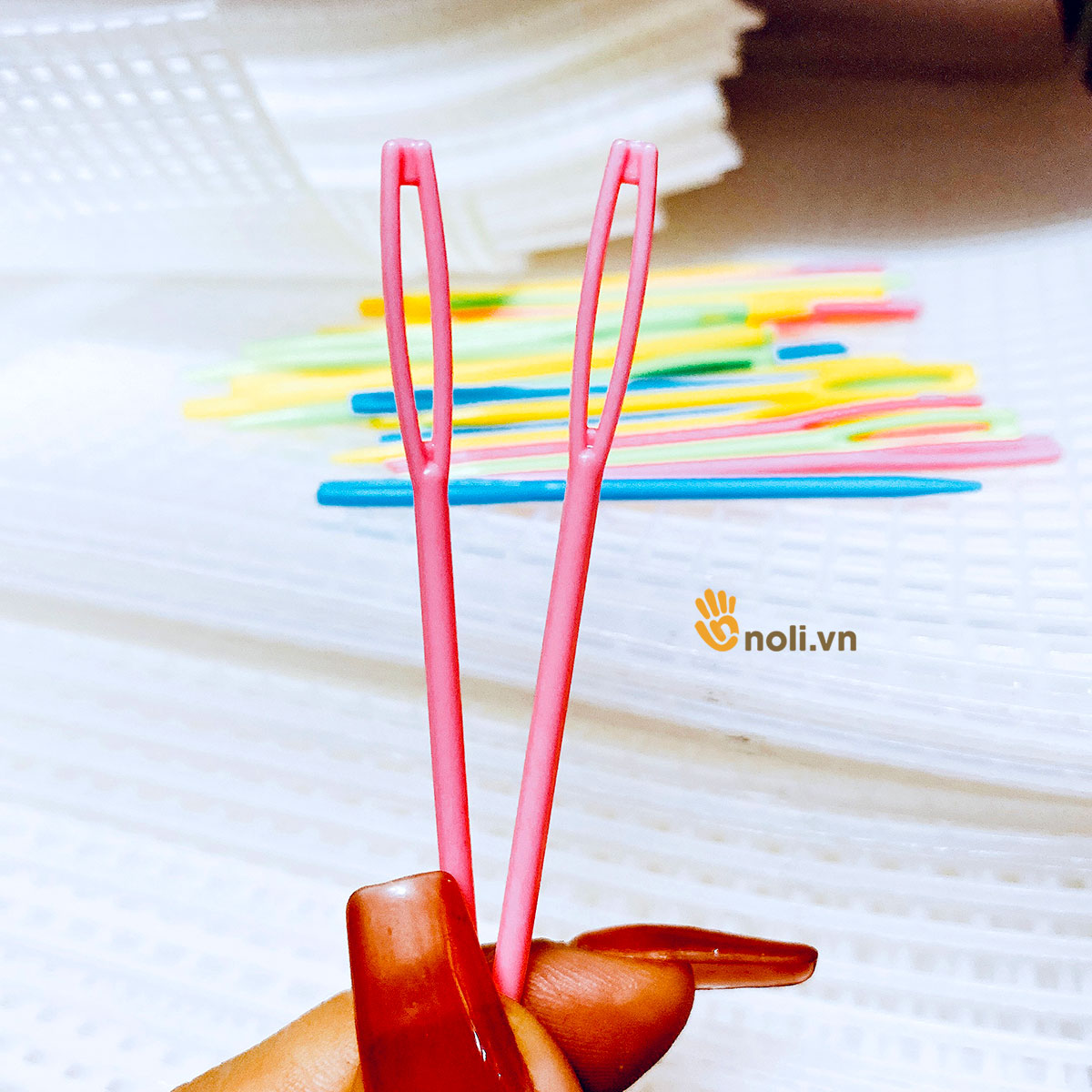 Plastic wool sewing needle