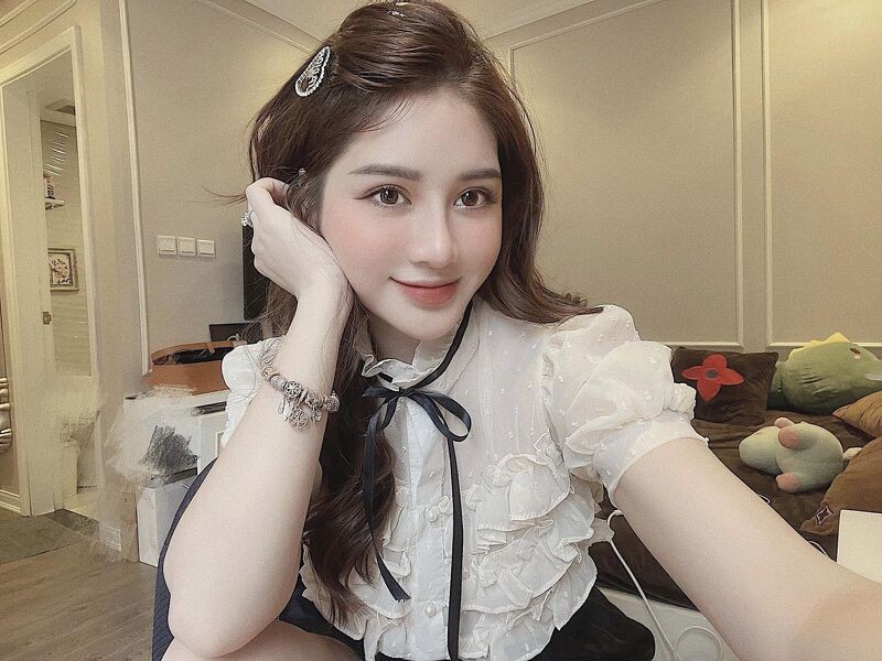Áo sơ mi cộc tay hoa nổi khuy ngọc bèo nơ