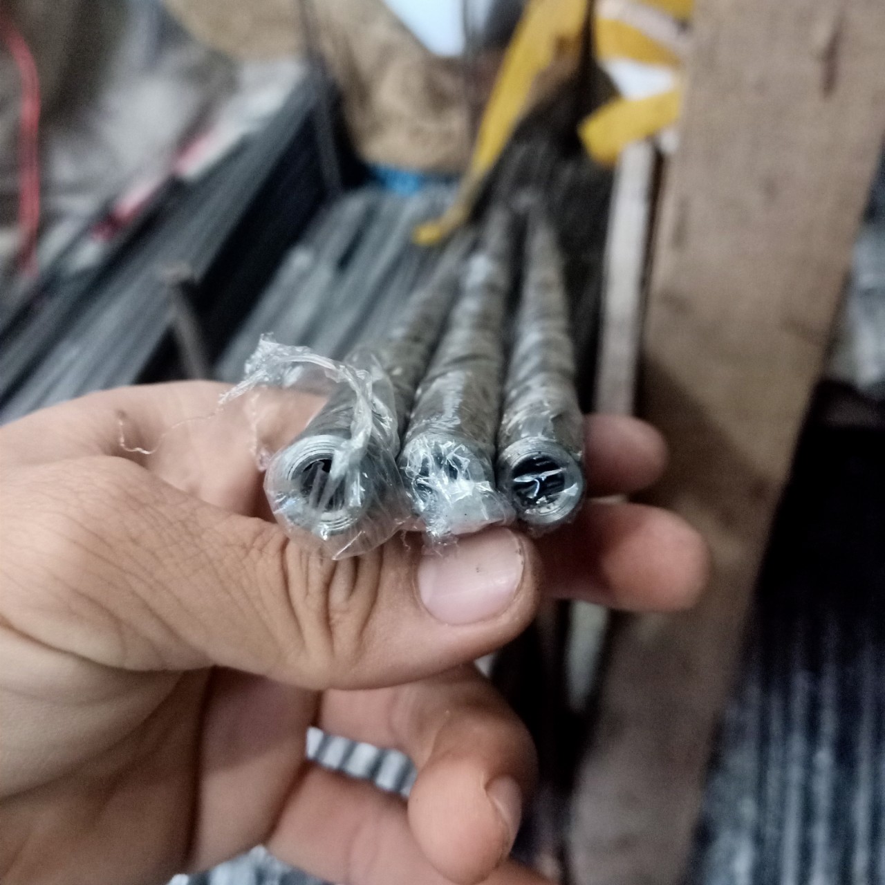 Ống thép đúc rọc rãnh lỗ 6.4mm phi 12 dài 70cm