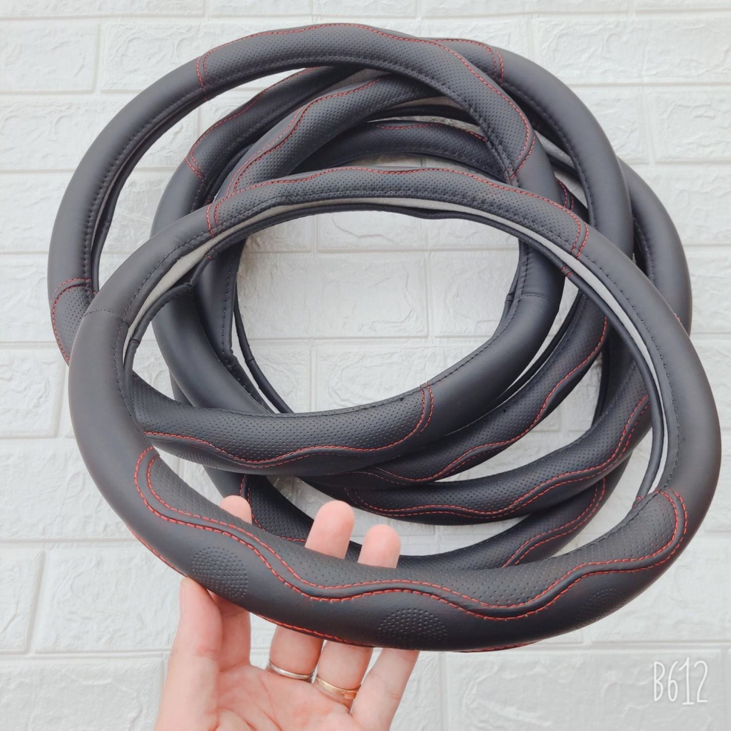 Bọc vô lăng da, có lỗ thoáng khí giá rẻ size 38cm phù hợp các dòng xe ô tô