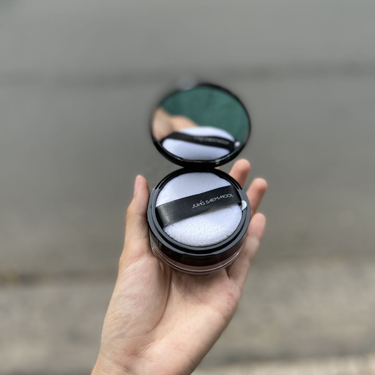 PHẤN PHỦ BỘT NHŨ BẮT SÁNG JUNG SAEM MOOL ESSENTIAL POWDER ILLUMINATOR -- Kết cấu bột mịn siêu bền giúp giữ lớp trang điểm của bạn trong suốt một khoảng thời gian dài