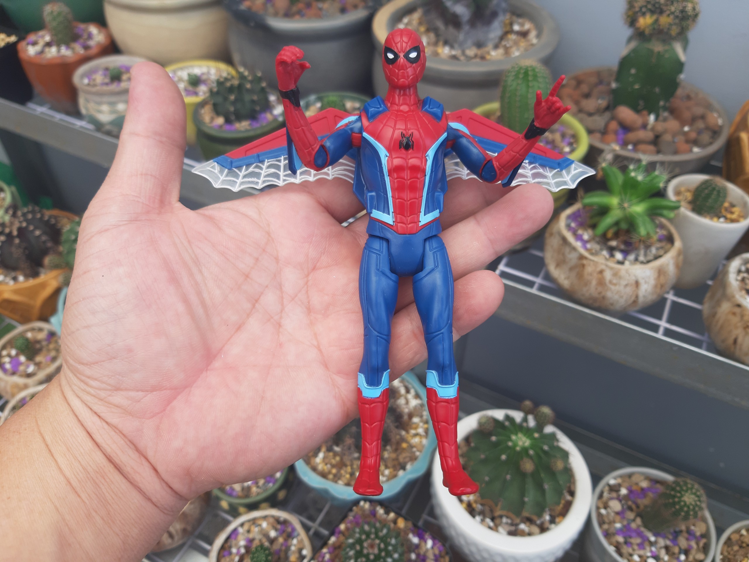 Mô hình nhân vật Spider man cao 14cm (Marvel) màu đỏ có cánh của hãng Hasbro - Nhân vật bằng nhựa, hàng mới và không có hộp