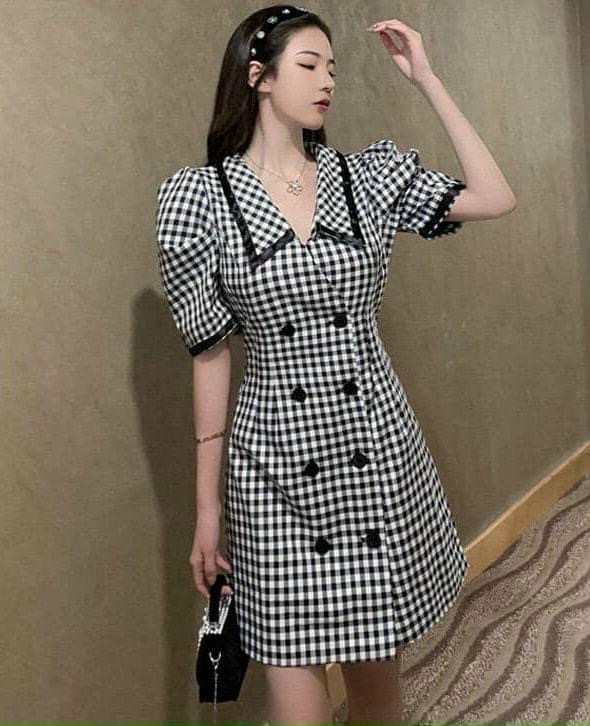 Đầm caro đen cổ vest