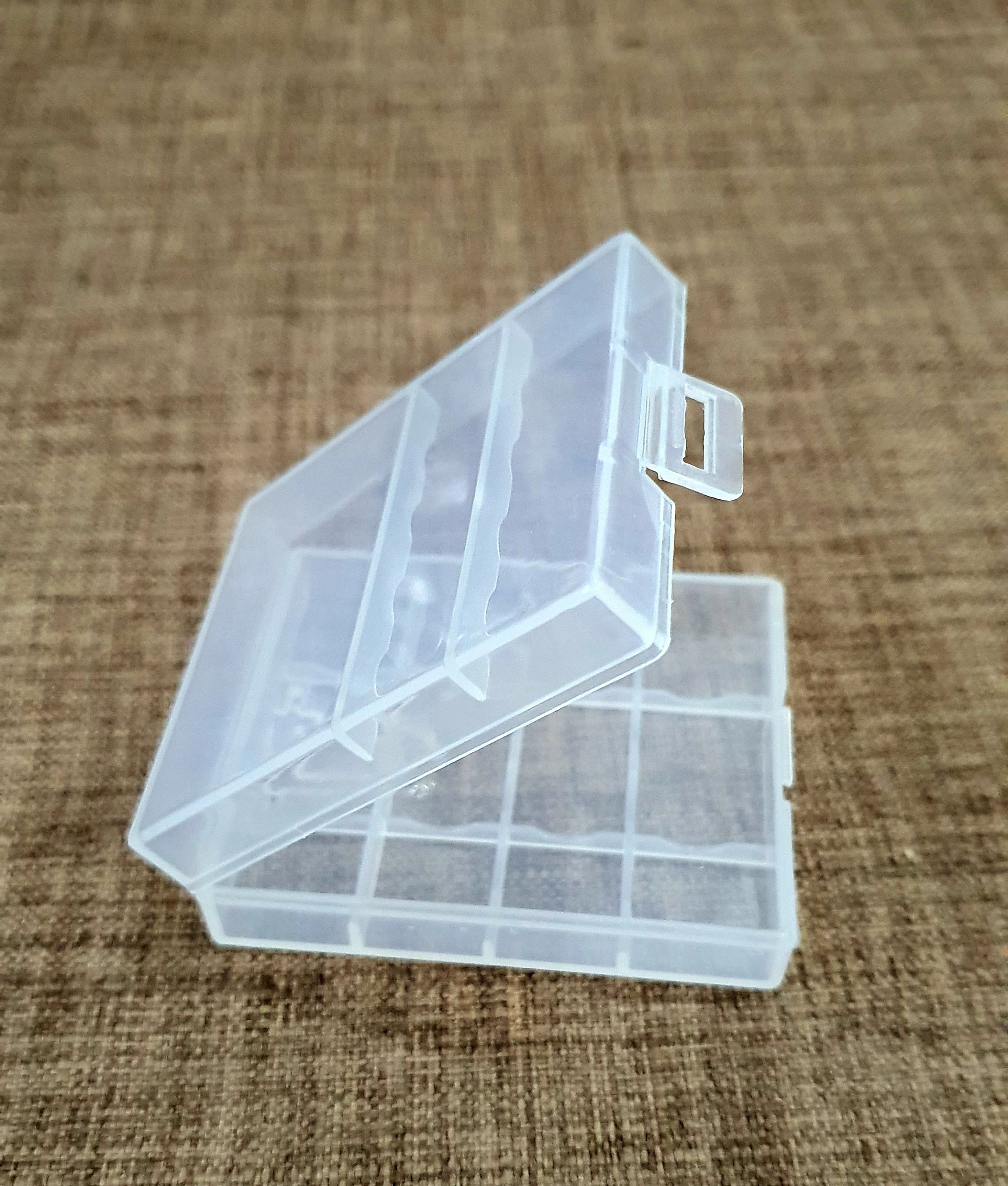Hộp nhựa đựng pin tiểu AA và pin đũa AAA
