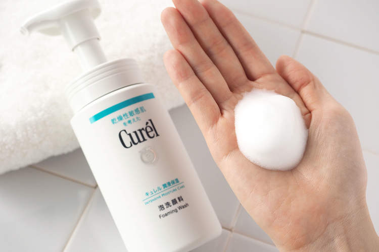 Sữa rửa mặt tạo bọt Curel Intensive Moisture Care Foaming Wash