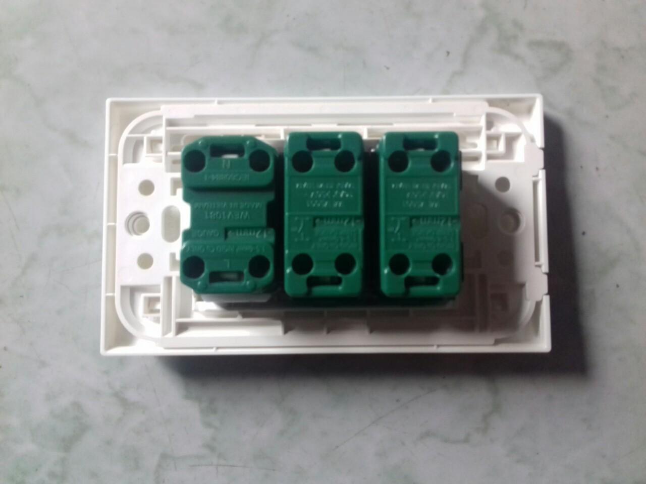 Mặt 3 ổ cấm Panasonic( WEV 1081SW)