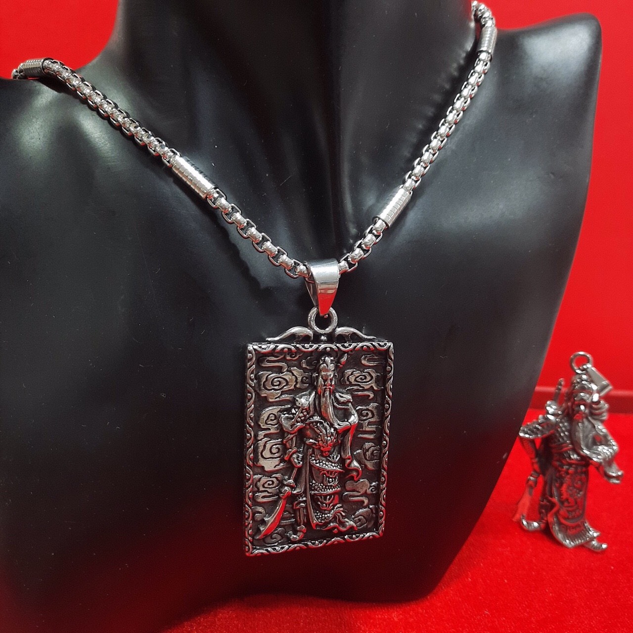 Mặt dây chuyền in nổi hình quang công bao chất - caraven silver