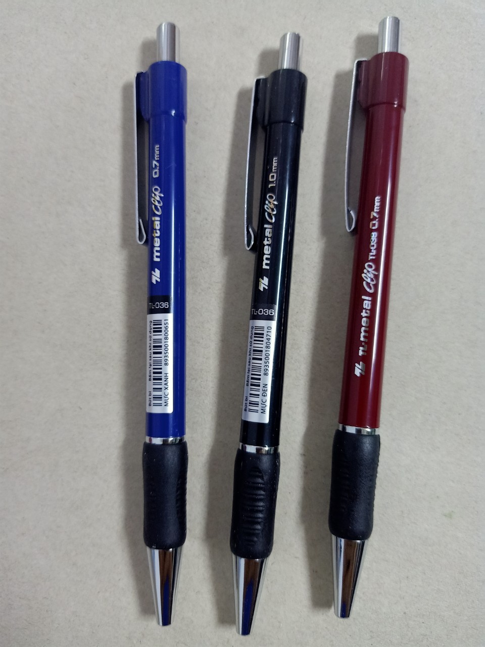 1 cây Bút bi mã 036 ngòi bút 0.7mm
