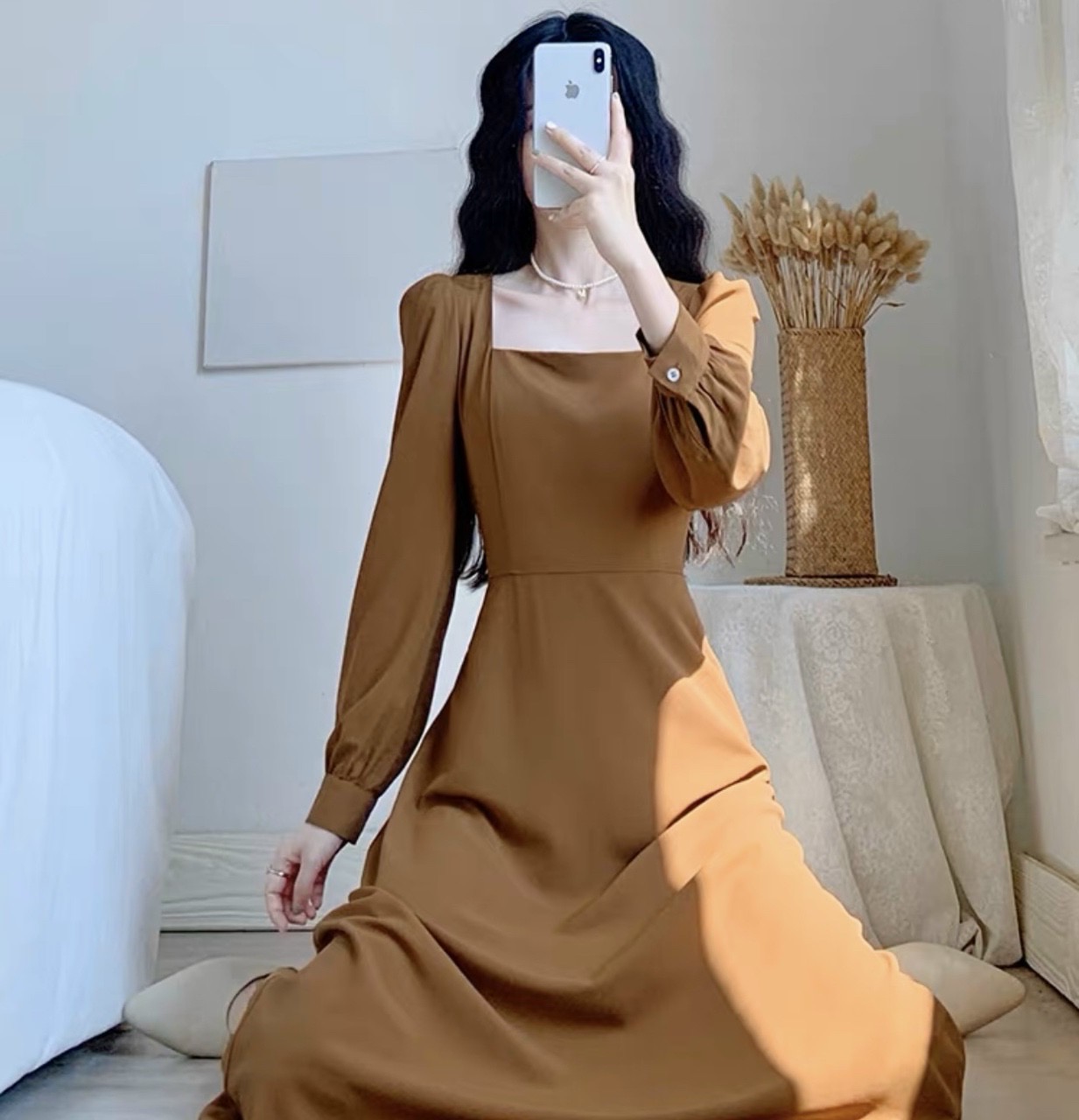 Đầm kem cổ vuông tay dài