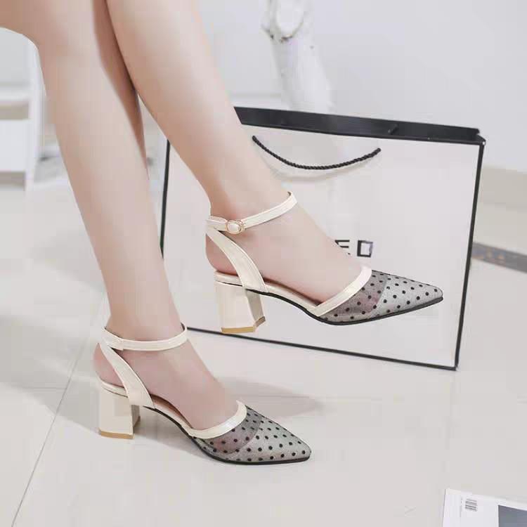 Giày Sandal Bịt Mũi Ren Chấm Bi