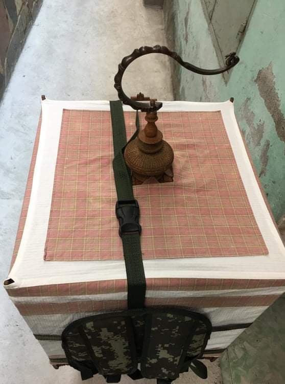 Balo đeo lồng chim hót .