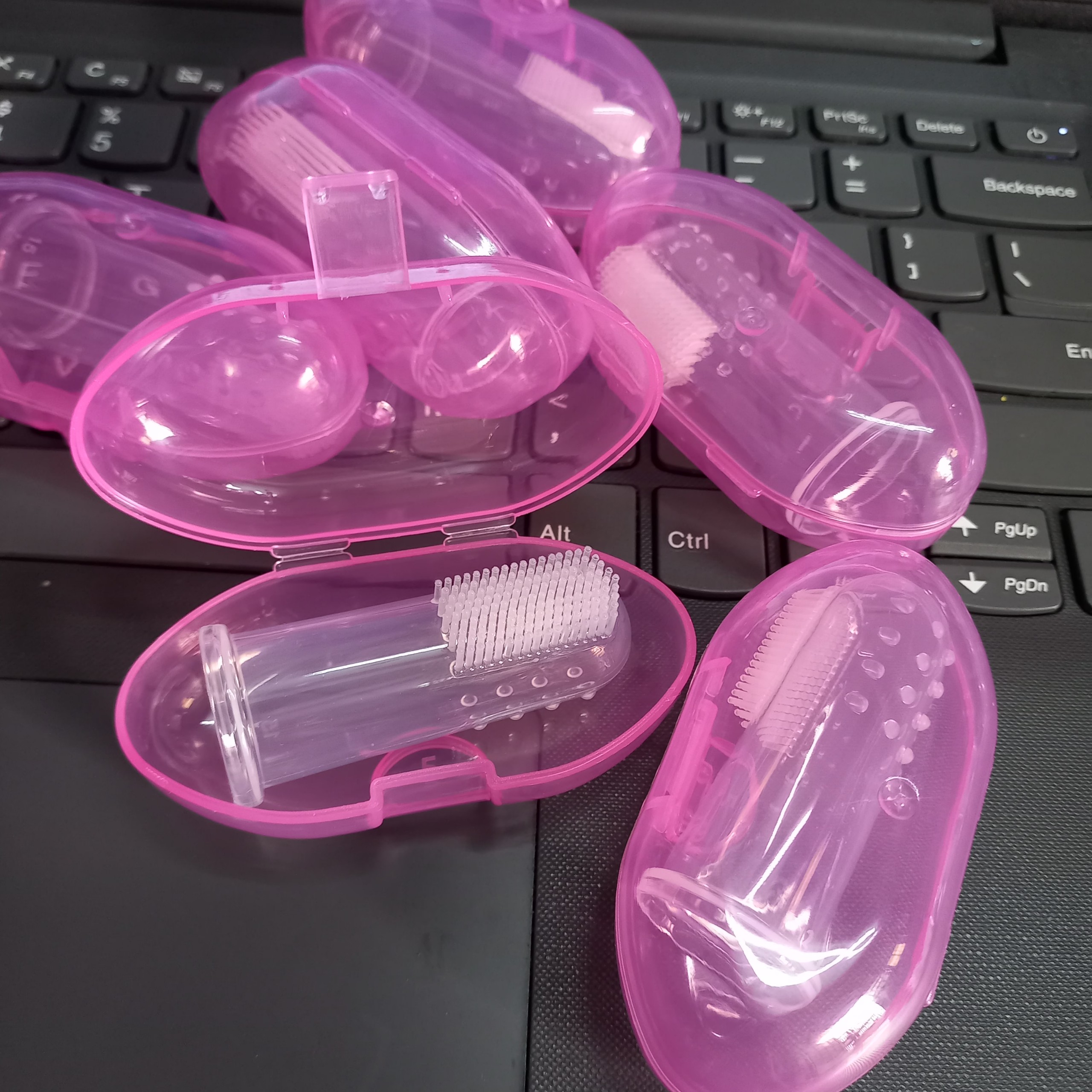 Rơ lưỡi cho bé, bàn chải đánh răng xỏ ngón silicon, có hộp đựng giữ vệ sinh