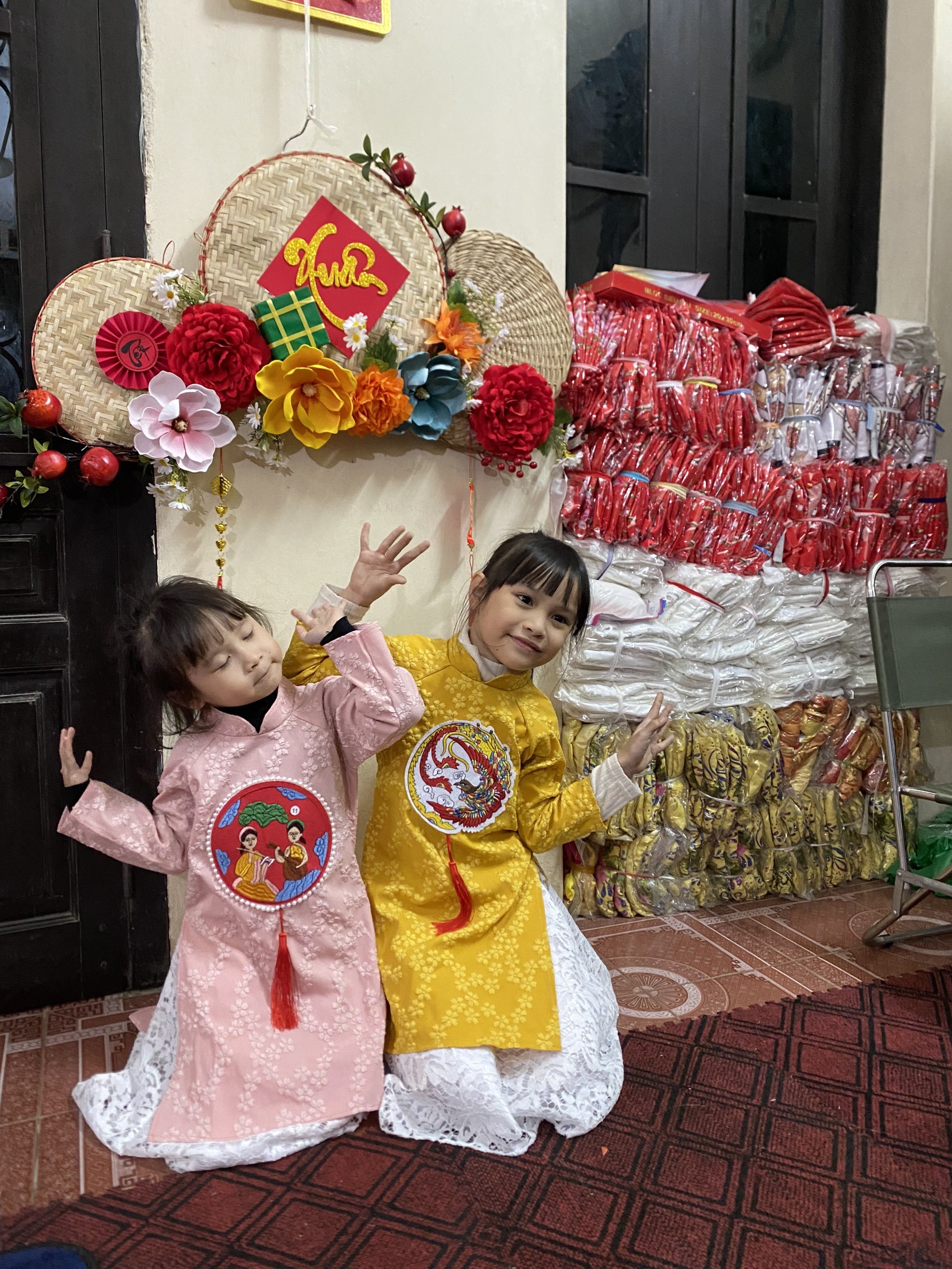 Áo dài cách tân trẻ em cho bé gái đủ tuổi, áo dài trẻ con cách tân truyền thống đẹp kèm chân váy trắng điệu đà mặc tết