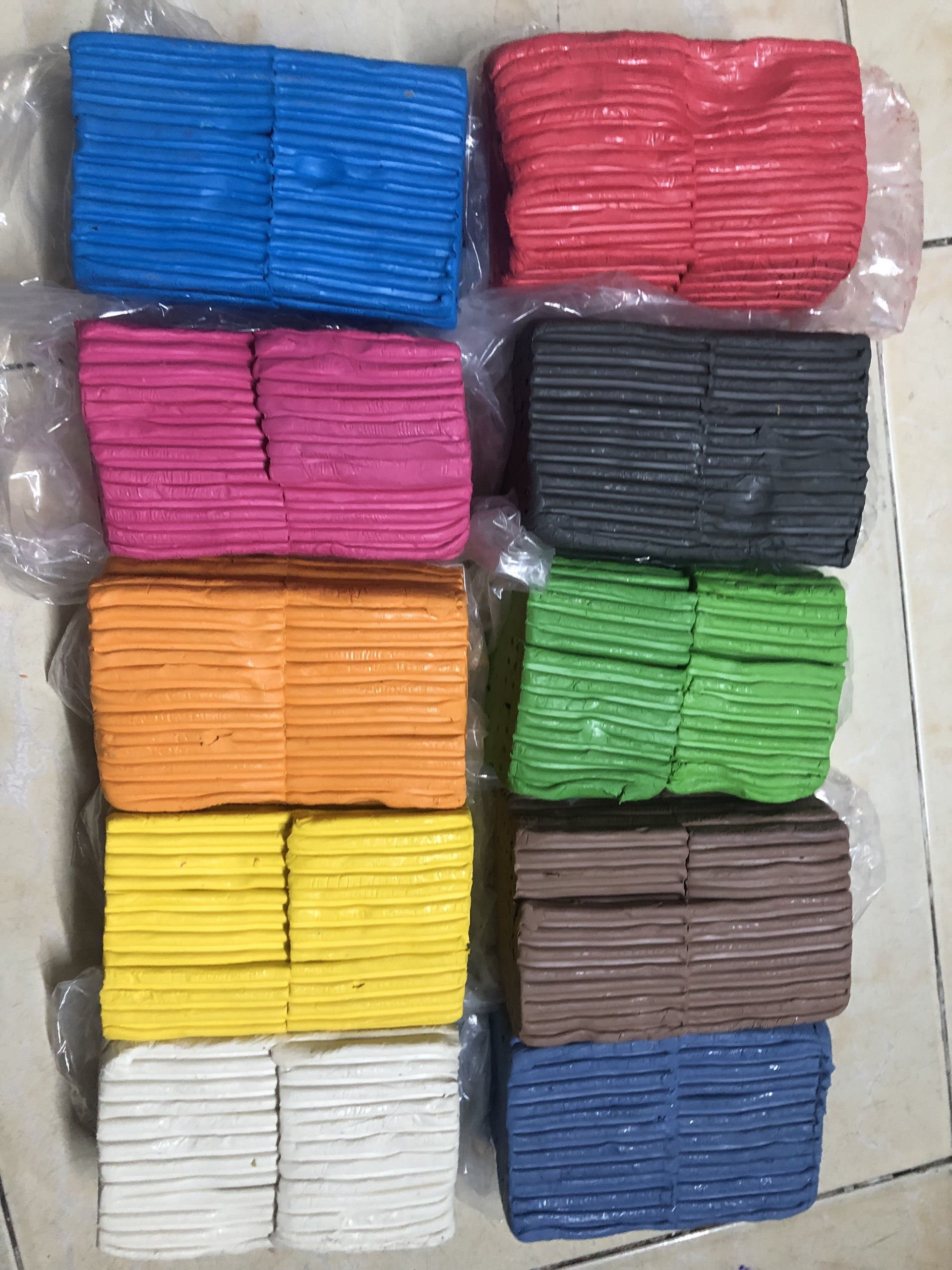 1 kg Đất nặn. không đôc hai các bé tha hồ sáng tạo