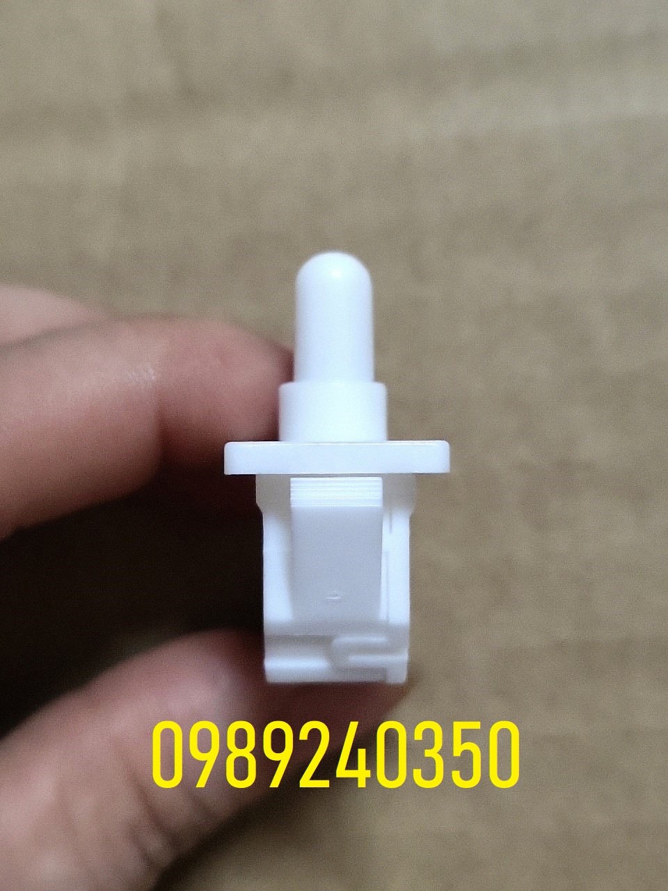 Công tắc cửa tủ lạnh Sharp 3 chân
