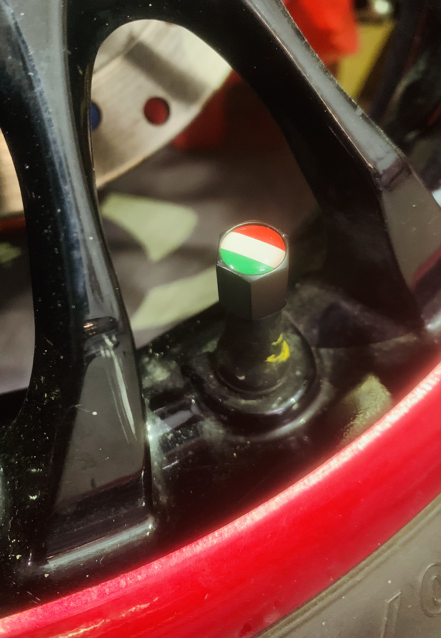 NÚT VAN VÒI BÁNH XE VESPA CỜ Ý
