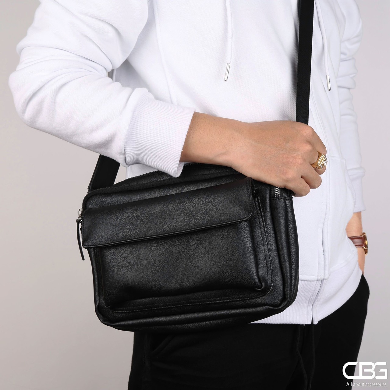 TÚI ĐEO CHÉO UNISEX MESSBAG DA PU (ĐEN) HNA