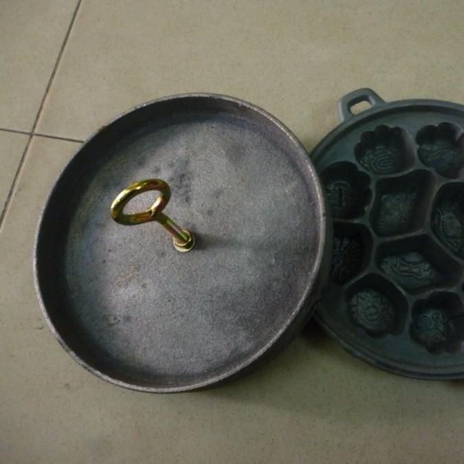 khuôn bông lan gang đen nặng 4kg8