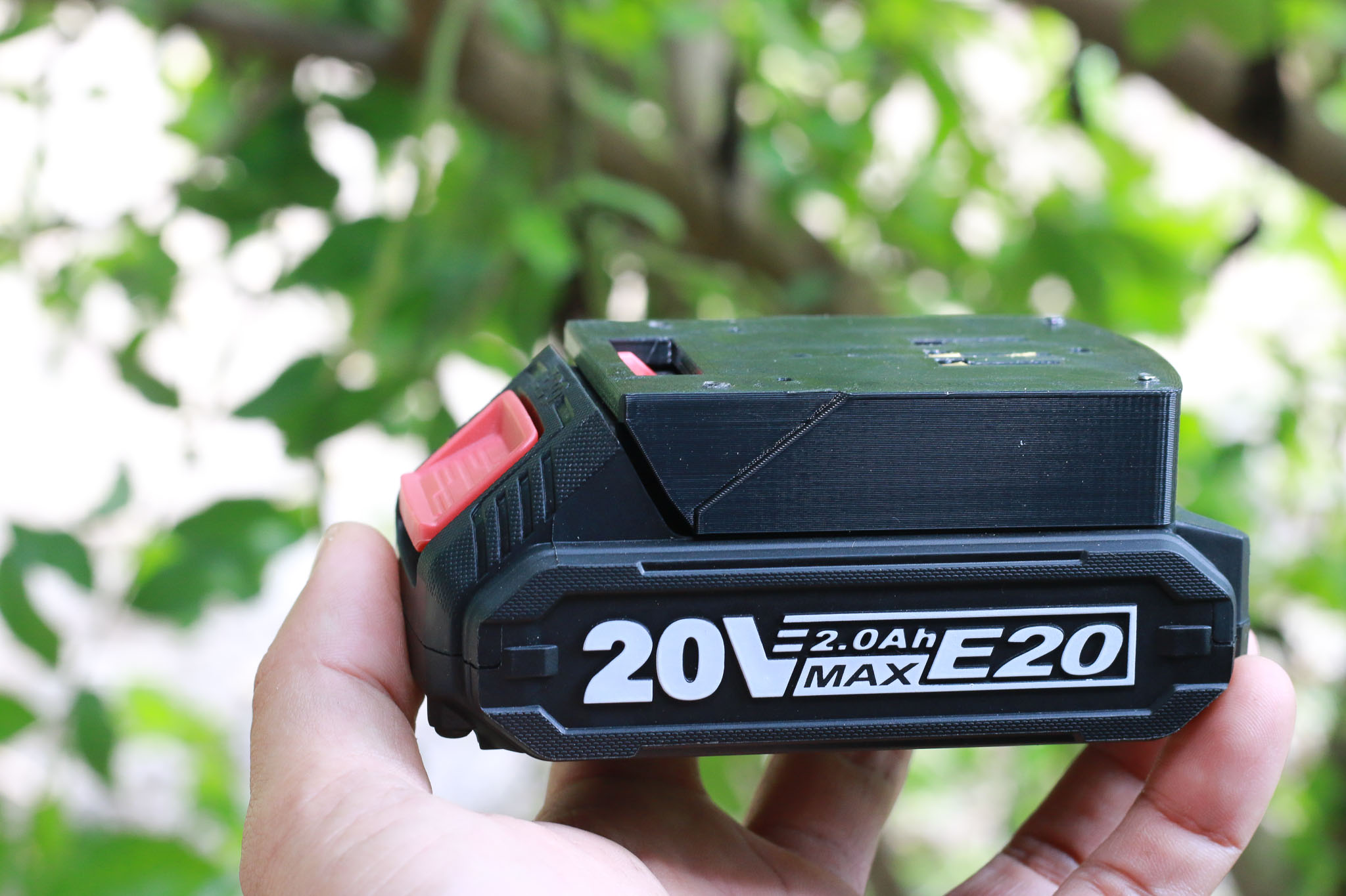Đế lấy nguồn từ pin Total E20 max in 3d