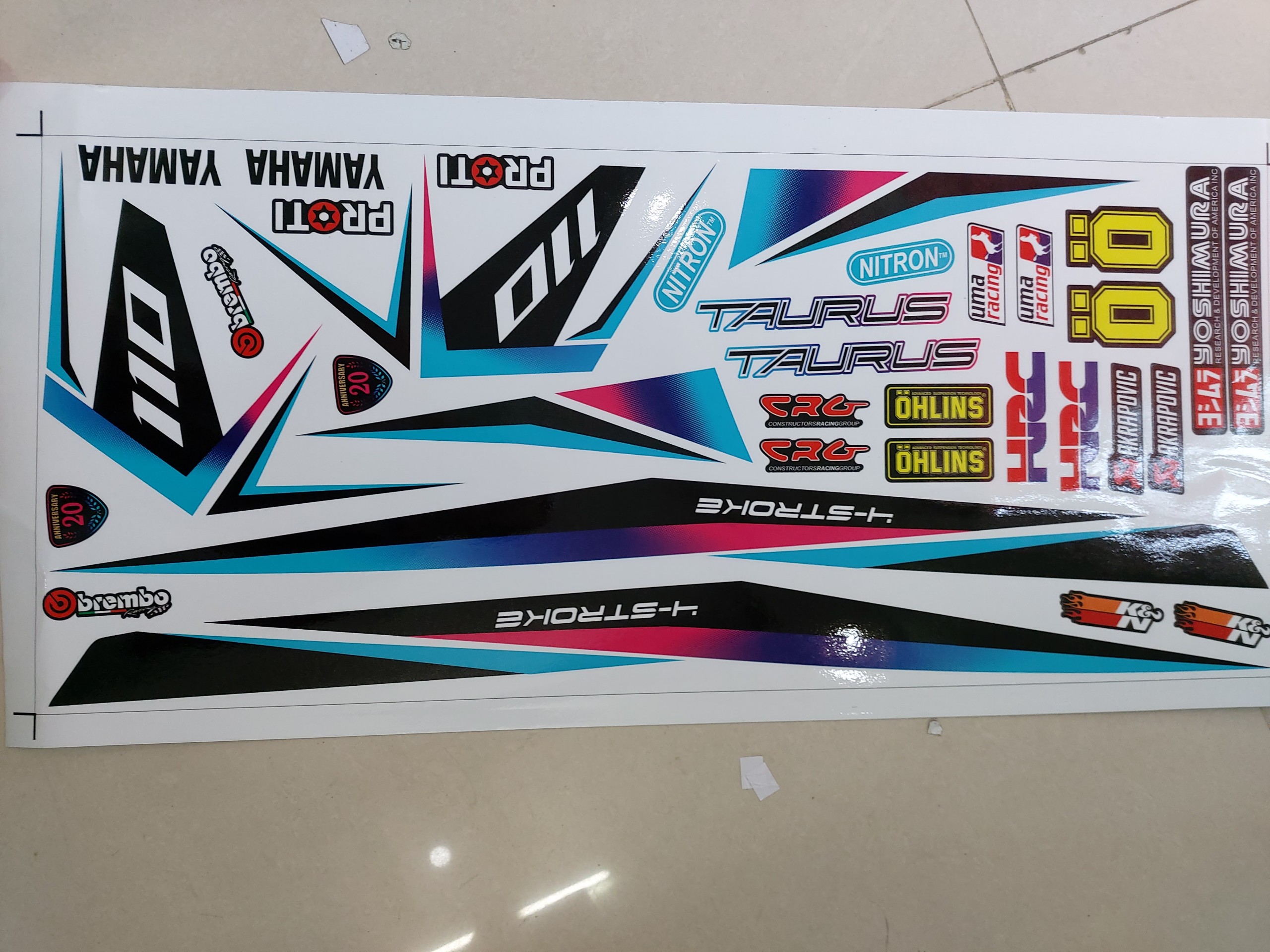 Tem xe taurus phiên bản kỷ niệm dán xe trắng tặng logo