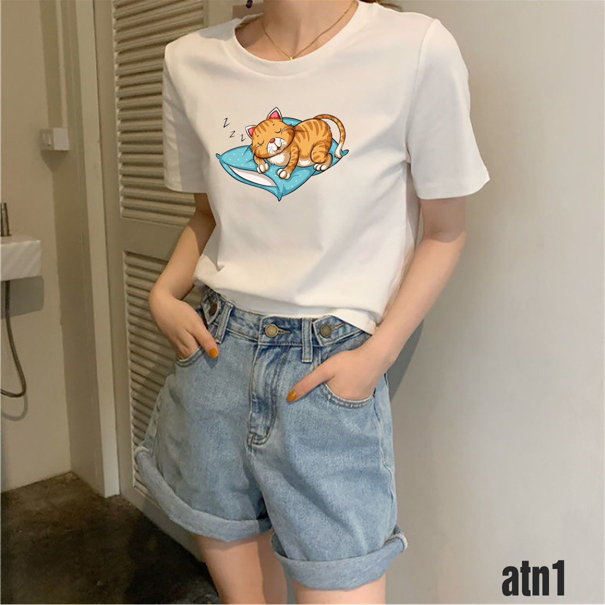 Áo thun nữ in hình mèo trên cát