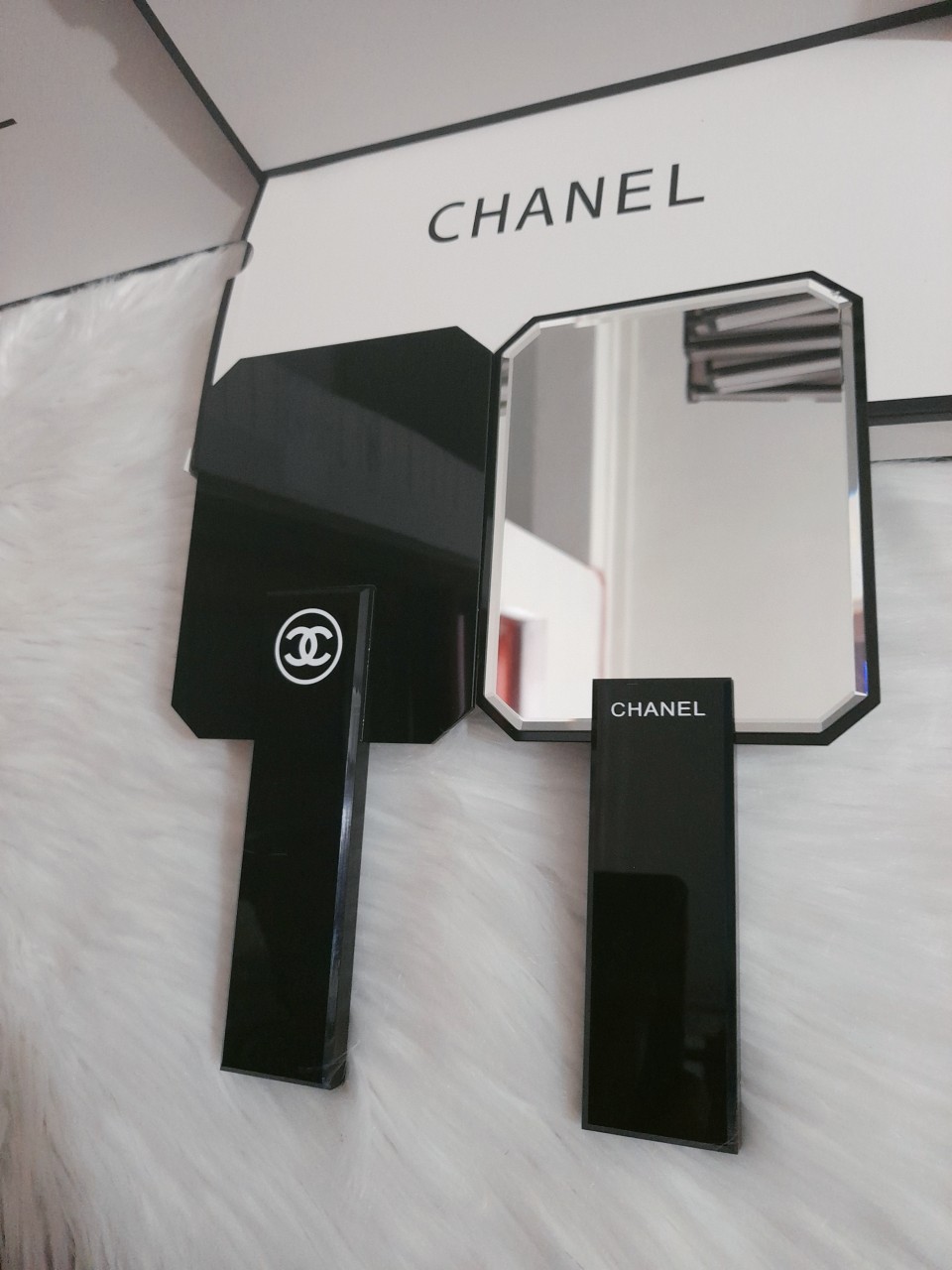 Gương cầm tay chanel