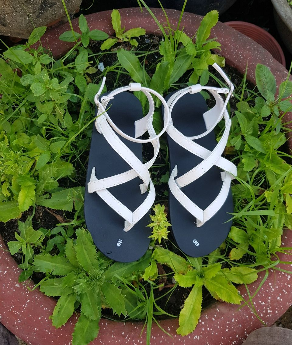 xăng đan nữ ( đế đen quai trắng ) size từ 34 đến 42