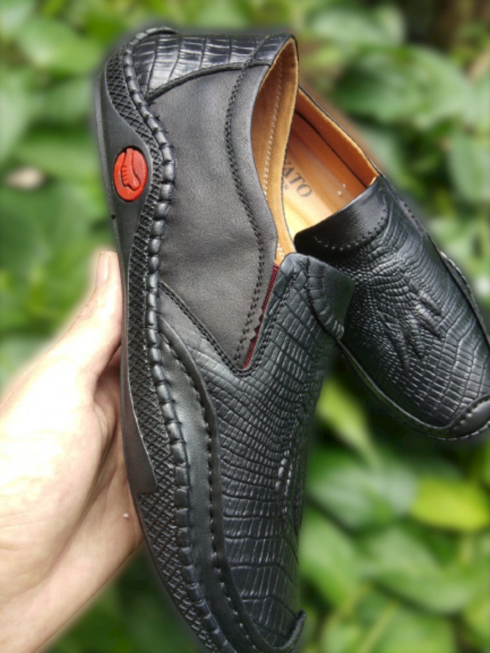 Giày in vân chân cá sấu