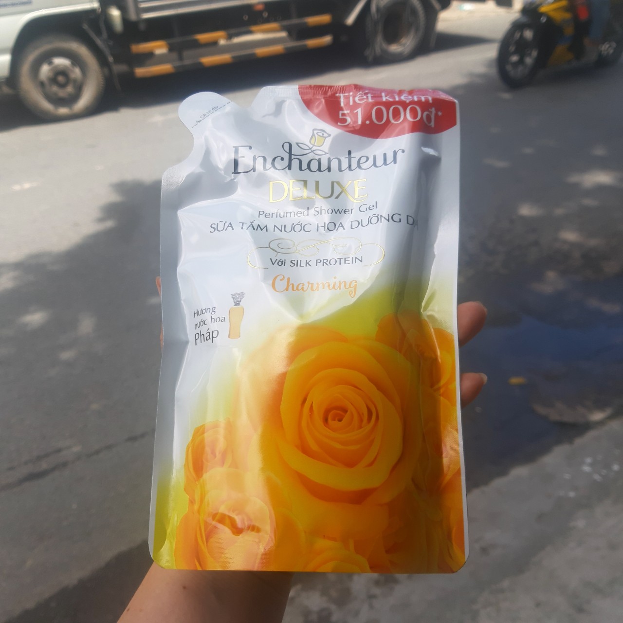 Sữa tắm nước hoa dưỡng da Enchanter Charming 450gr ( Dạng túi tiết kiệm )