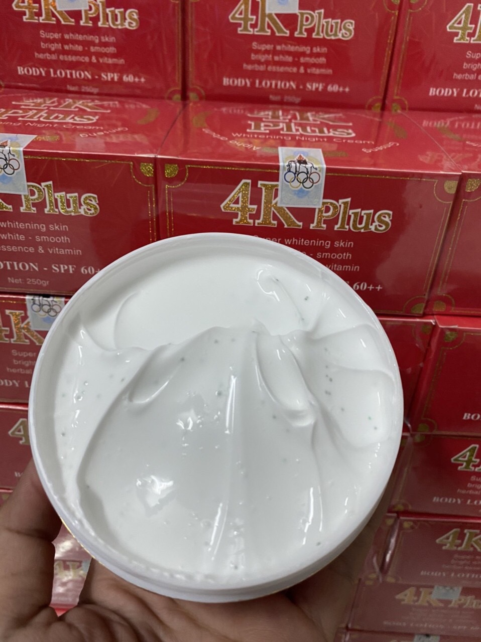 Kem dưỡng trắng body 4k Plus đỏ Thái Lan