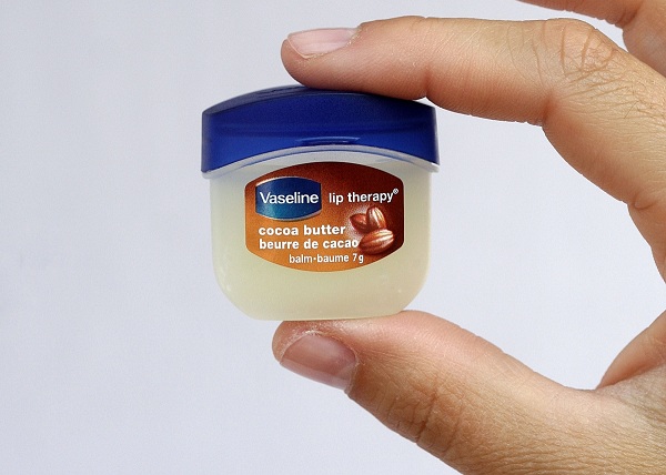 Dưỡng môi hồng và mềm Vaseline Lip Therapy 7g
