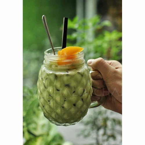 CỐC THỦY TINH HÌNH QUẢ DỨA 500ML KÈM NẮP
