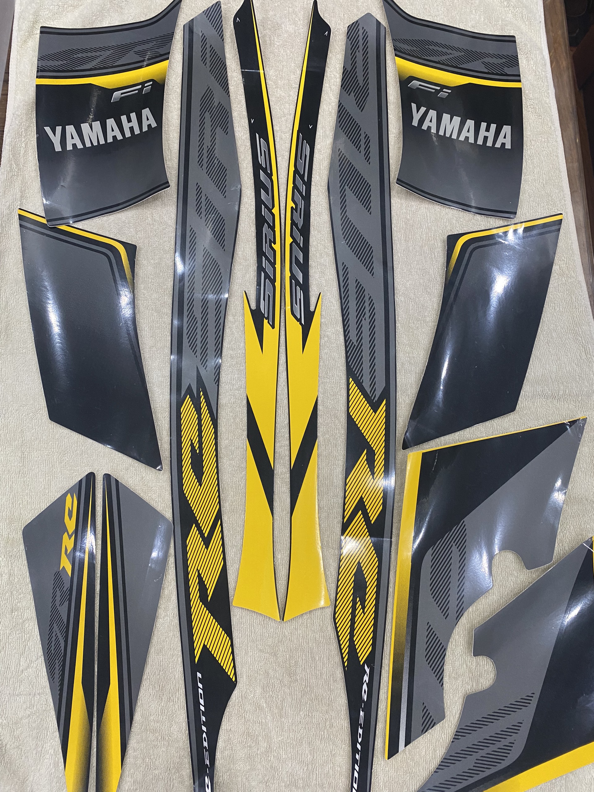 Bộ tem decal dán xe máy yamaha sirius 2015 fi màu vàng siêu đẹp