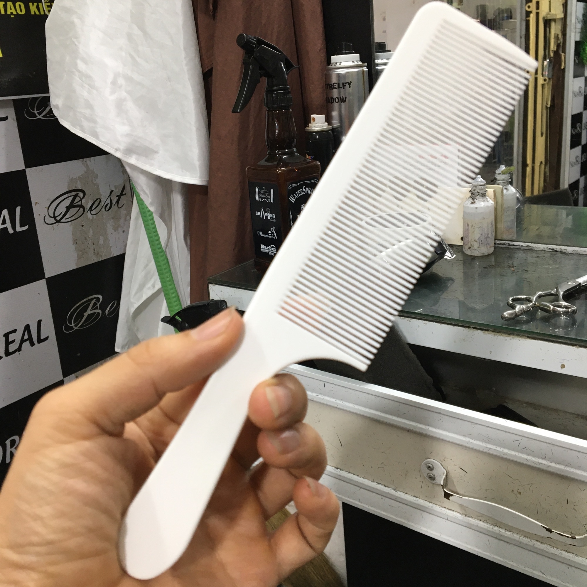 LƯỢC CẮT TÓC NAM-Loại bản to ,mỏng ,chuyên kê tông đơ