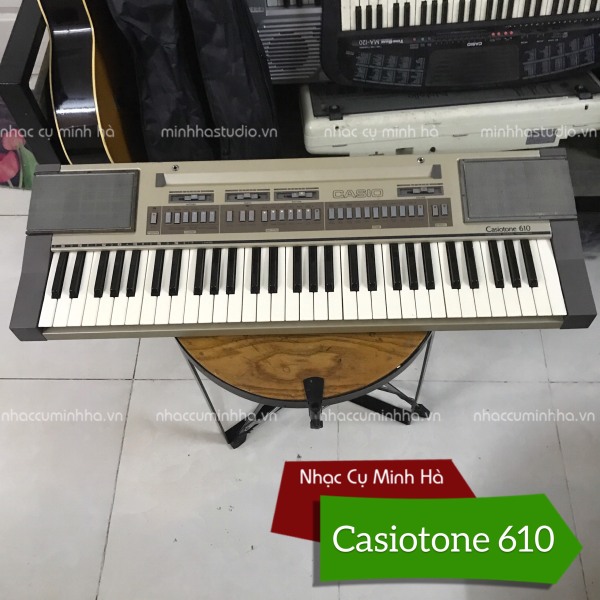 Organ Casio Casiotone 610 Vintage. Đàn 61 phím đã qua sử dụng, chạy hoàn hảo, chưa sửa chữa, ngoại hình theo thời gian, còn tương đối đẹp.