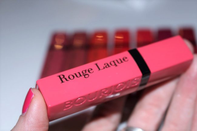 Son kem Bourjois Rouge Laque màu hồng cánh sen pha cam 01 Majes Pink