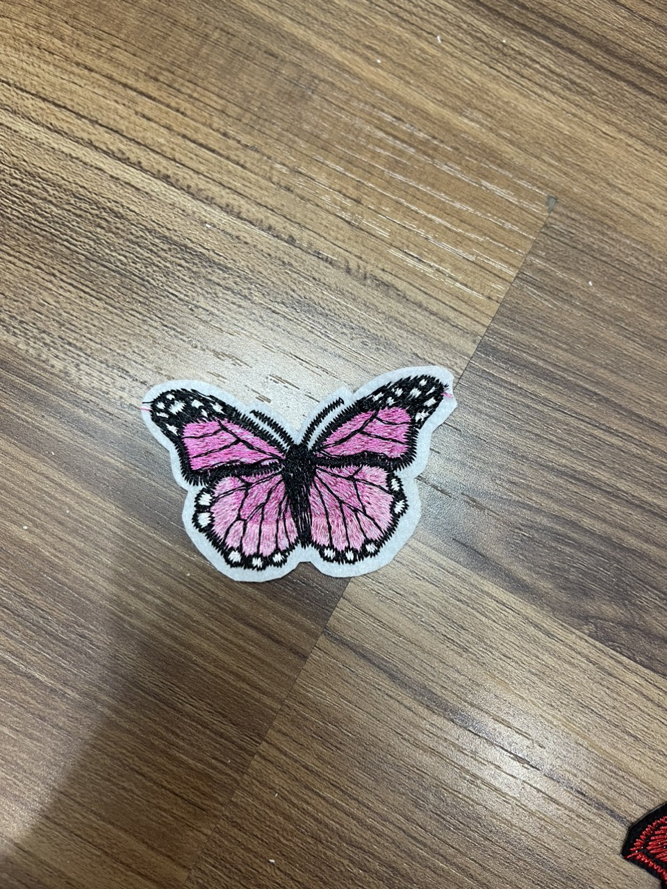 Miếng Sticker Thêu Ủi hình logo bướm