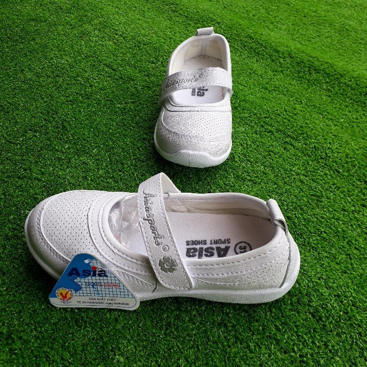 Girls' Shoes for School and Play with Embroidered Straps in Pu Leather
