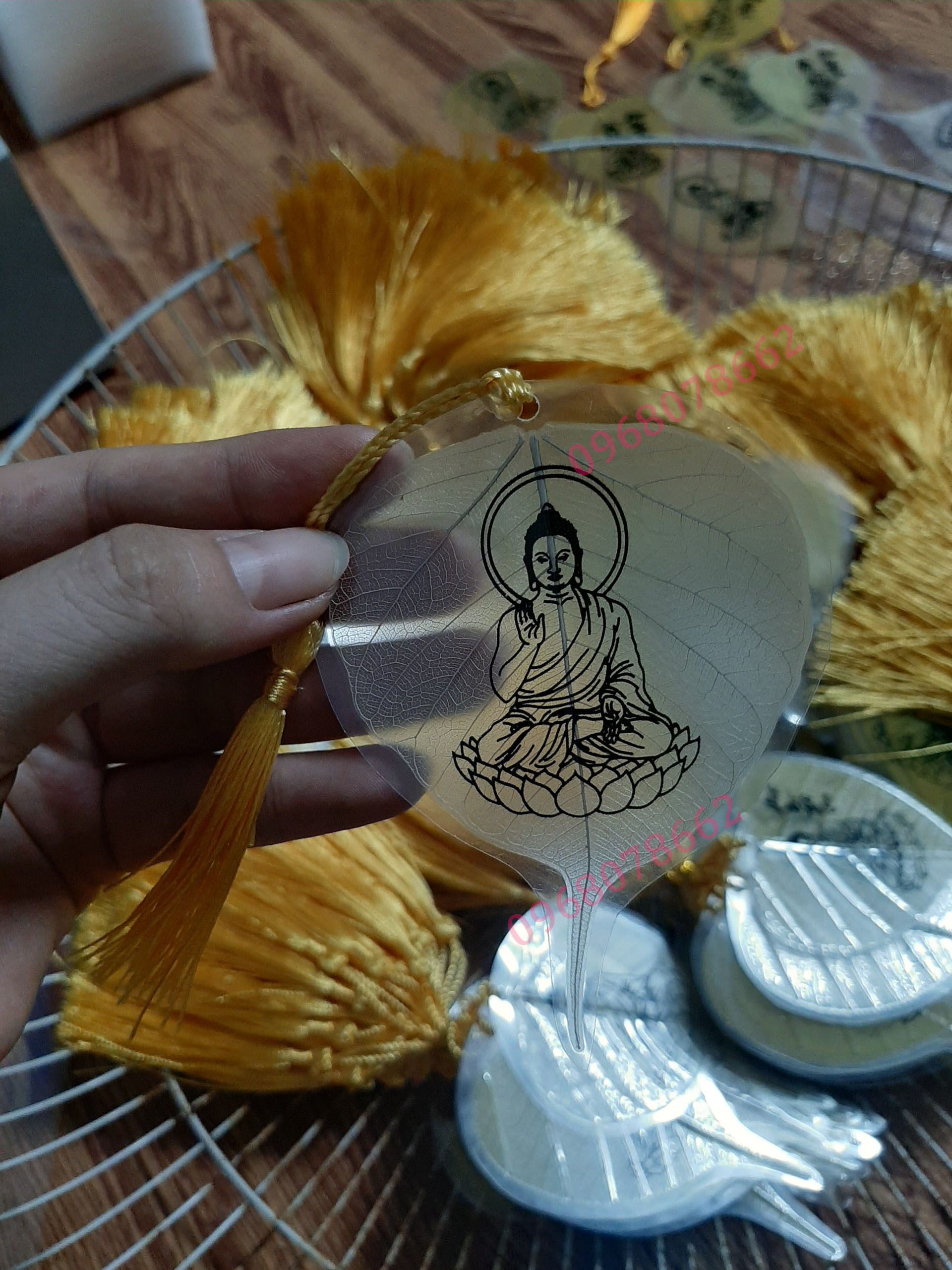 Lá bồ đề in hình Đức Phật cầu an