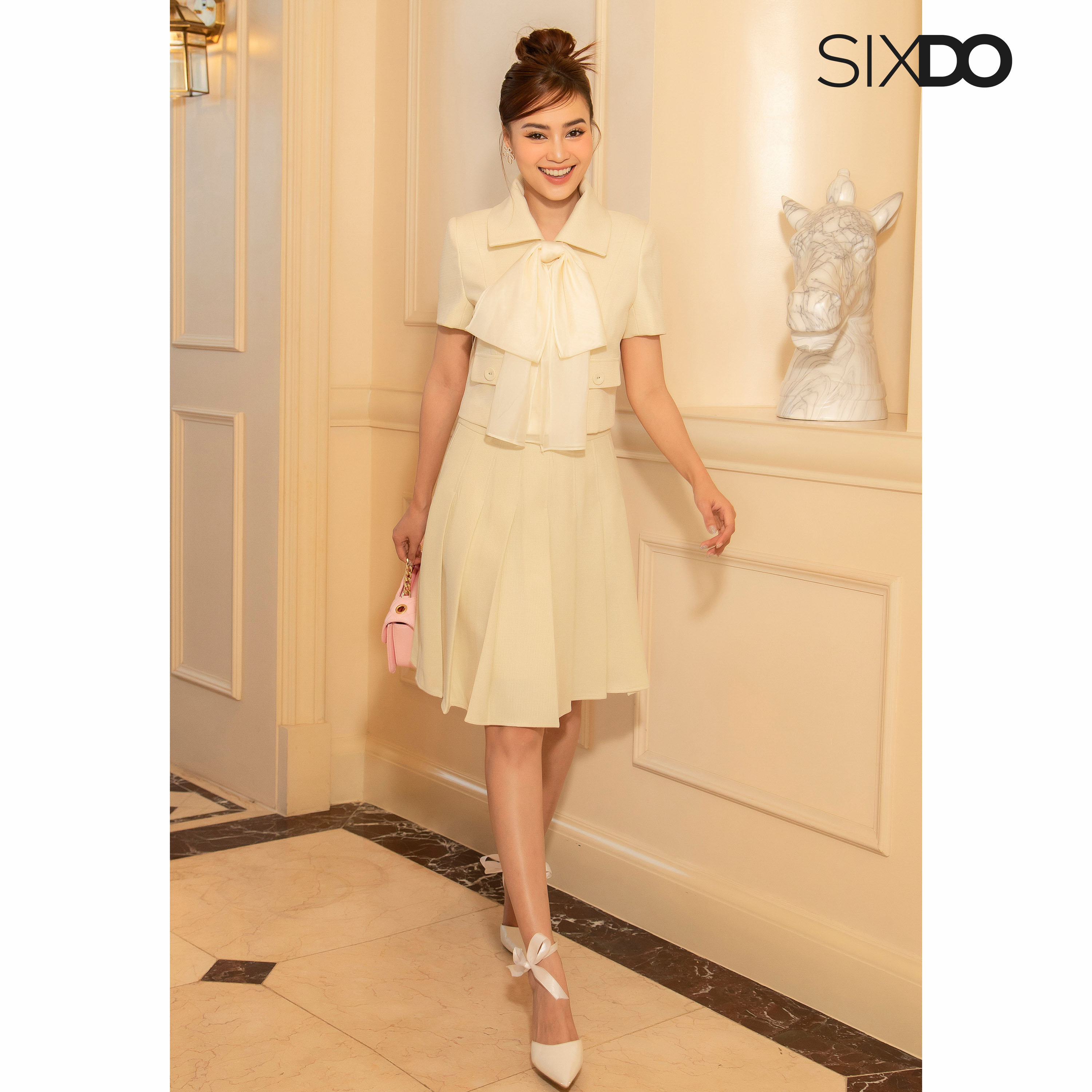 Áo Vest nữ kem phối nơ cổ SIXDO (Cream Bowtie Cropped Raw Vest)
