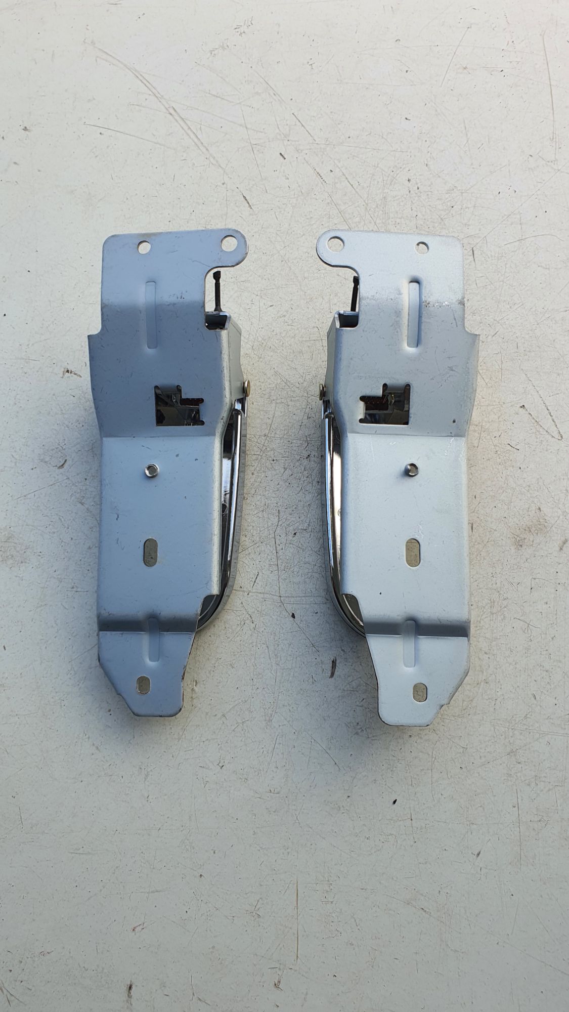 TAY MỞ CỬA TRONG XE KIA BONGO 3