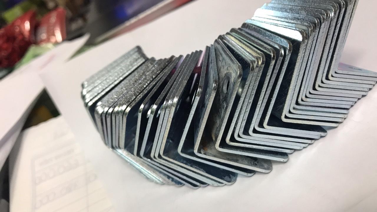 KE GÓC SẮT VUÔNG 32 X 25 X 25 X 1.2 ( 1 BÓ = 50C )