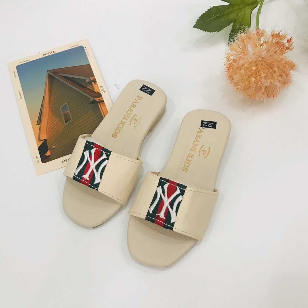 DÉP LÊ TRẺ EM XẢ KHO