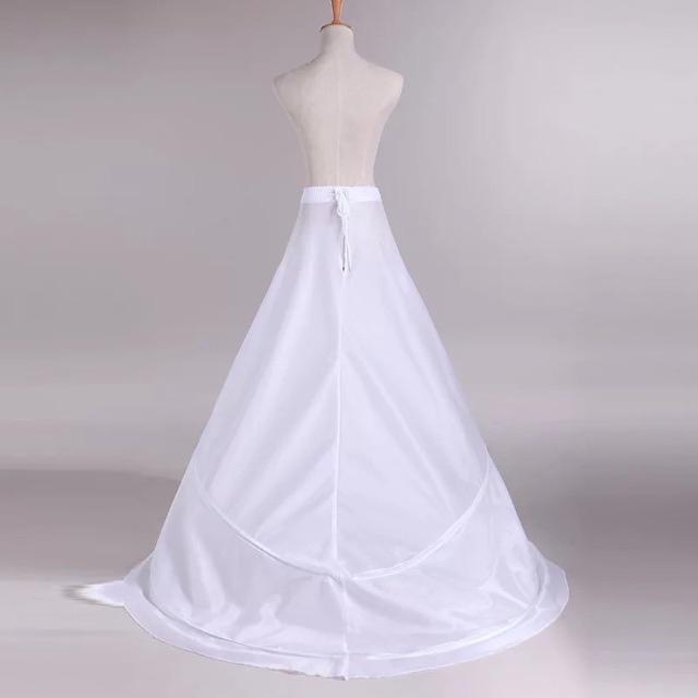 Tùng mặc trong váy cô dâu đuôi dài Giangpkc