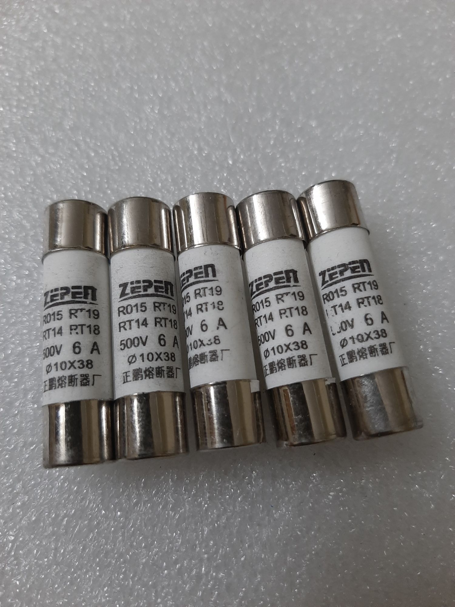 10 Cầu chì sứ 6A 10x38