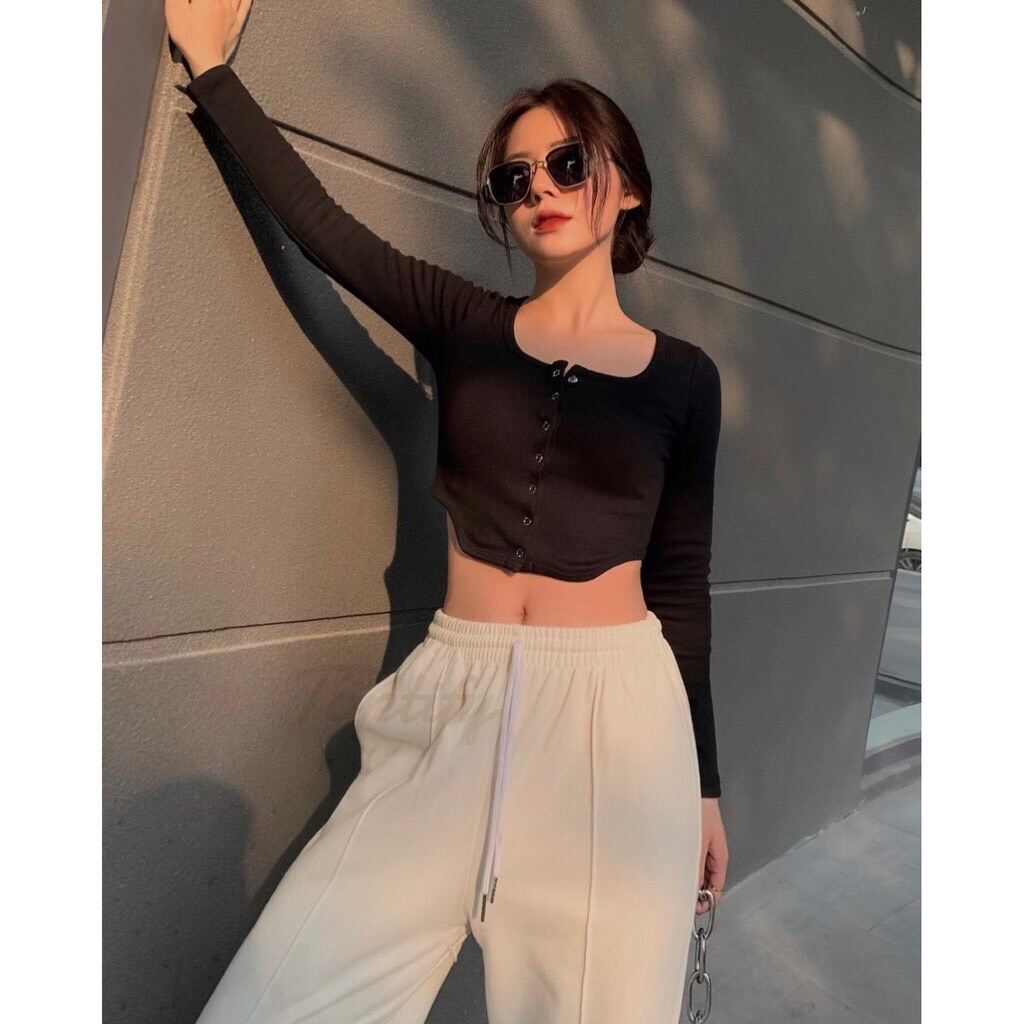 Áo croptop gân tay dài gài nút khoét eo